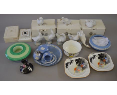 Good mixed lot of ceramics: 4 boxed Nao items, 5 unboxed Nao items, 5 Shelley items, 6 items of Wedgwood Jasperware and 1 ite