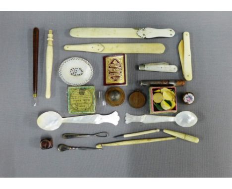 Various letter knives, grooming tools and fruit knives etc., to include bone and mother-of-pearl etc., (a lot) 