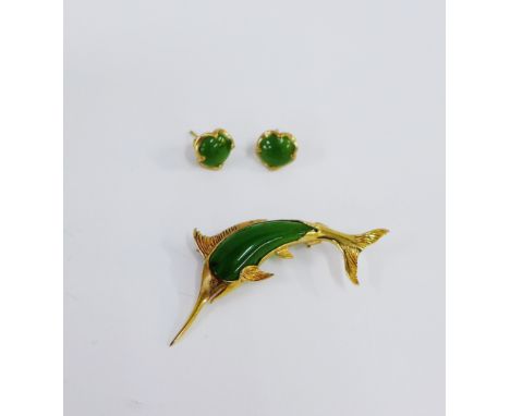 9 carat gold and jade brooch and a pair of stud earrings (3) 