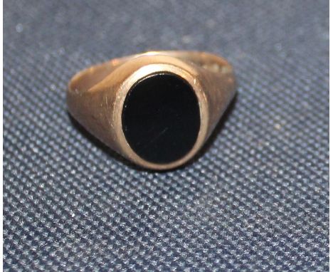 A 9ct. gold and black onyx signet ring, hallmarked London 1976. (gross weight 3.3g)