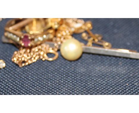 A small collection of gold jewellery, to include; a precious yellow and white metal and pearl set bar brooch, set cultured pe