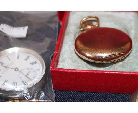 An gold plated Elgin hunter pocket watch, crown wind, having white enamel Roman numeral dial with Arabic numeral subsidiary d