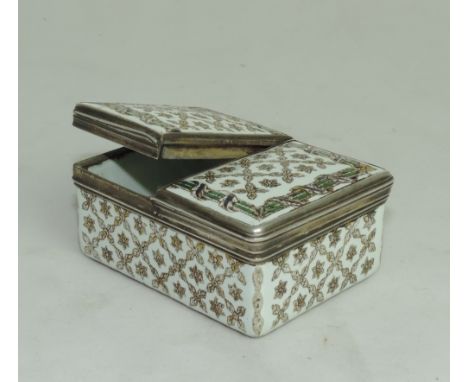 A fine quality late 18th Century gilt and green decorated enamel two part Snuff Box, with silver mounts, 5.5cms x 7cms (2 1/4