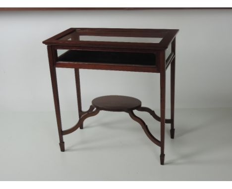 A rectangular Edwardian inlaid and crossbanded Curio Table, with stretcher shelf, 77ms (30") long. (1)