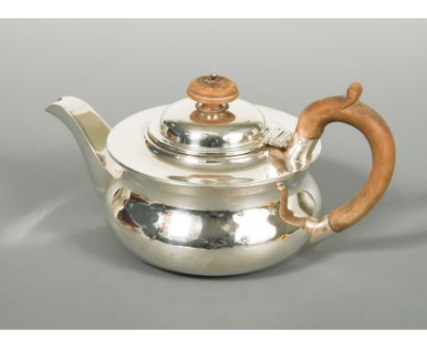 A George V silver bachelor teapot, by Holland, Aldwinckle & Slater, London 1913, of squat circular baluster form, with flat p