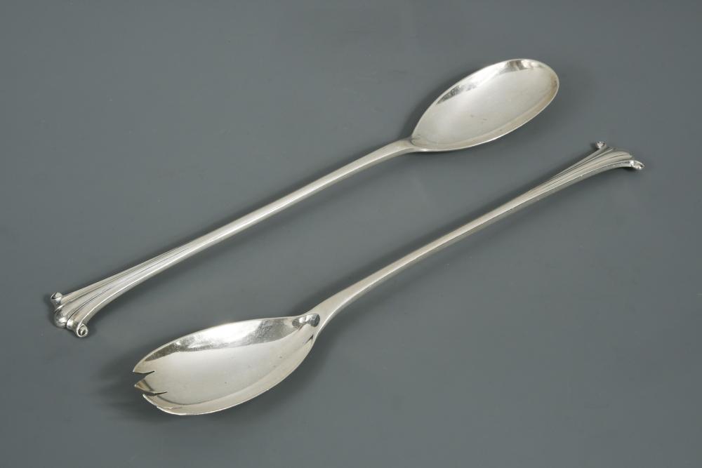 A pair of Edwardian silver salad servers, by Walker and Hall, Sheffield