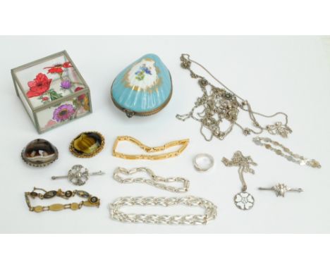 A quantity of costume jewellery including a silver necklace and matching bracelet, agate domed brooch (af), necklaces, brooch