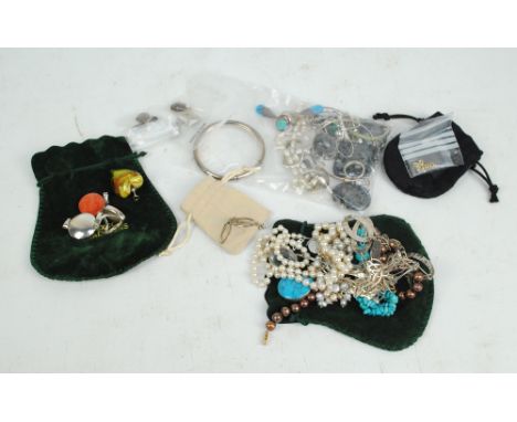 A quantity of predominantly 925 stamped white metal jewellery to include rings, earrings, bracelets, pendants, etc, many set 