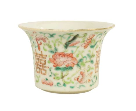 AN EARLY 19TH CENTURY CHINESE FAMILLE ROSE BOWL with green and red enamel floral decoration.5.5cm diameter 8cm high In good u