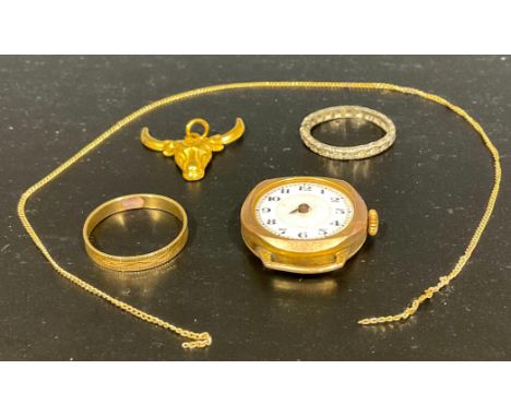 A selection of gold jewellery, to include tested 14-18ct gold jewellery such as a bull's head pendant and a patterned ring, a