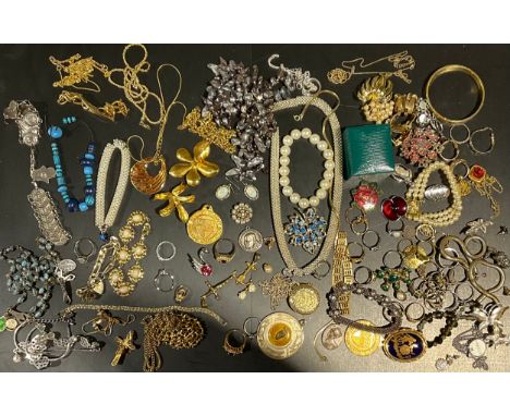 A selection of jewellery, to include a 9ct gold cubic zirconia ring a/f, approx. 1.5g gross, a Pandora silver "YOU AND ME, ME