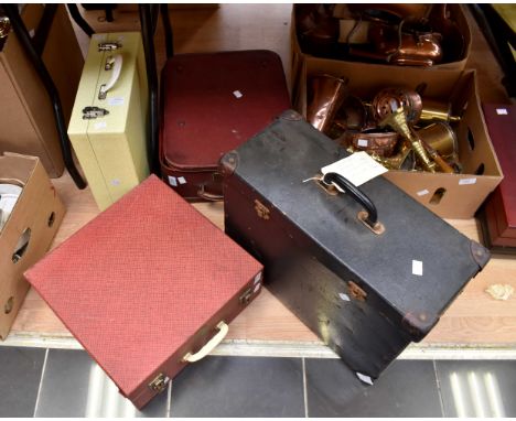 General collectors lot; picnic boxes with boxed projector film wheels