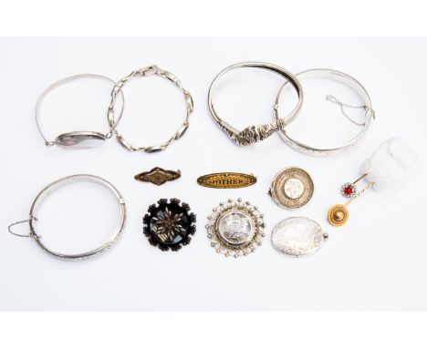 Victorian sweetheart brooches, gold fronts, unmarked yellow metal pin circular detail, along with two silver Victorian brooch