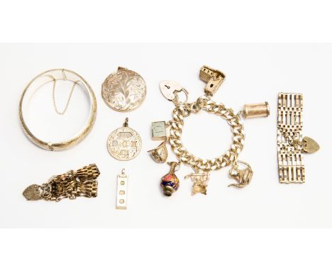 Silver jewellery mixed lot to include heavy charm padlock bracelet, two gate bracelets, chased hinged bangle, round locket, a