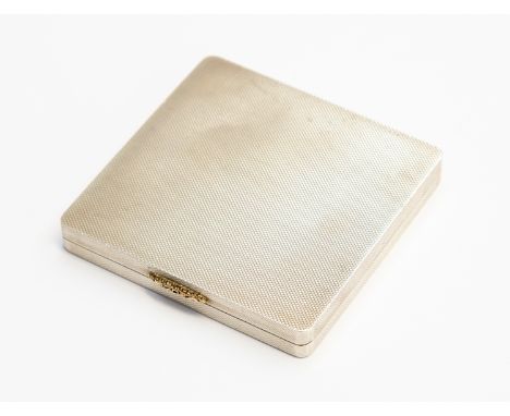 A silver compact powder case, engine turned detail, with gold clasp, Birmingham, 1961 total gross weight 5.69ozt/177.1 grams 