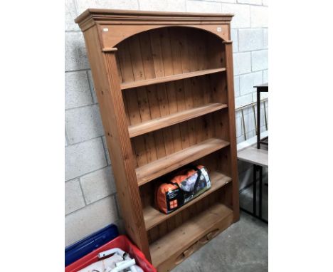 A tall pine 5 shelf book case