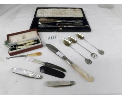 A mixed lot of silver and mother of pearl items including cased button hook &amp; shoe horn, souvenir tea spoons, pocket kniv
