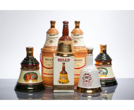 BELL'S CHRISTMAS 1990 BELL
Blended Scotch Whisky in green and yellow Wade ceramic decanter. 75cl, 43% volume.
BELL'S CHRISTMA