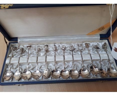  Sale Item:    SET 12 ORIENTAL SPOONS MARKED 950  Vat Status:   No Vat   Buyers Premium:  This lot is subject to a Buyers Pre