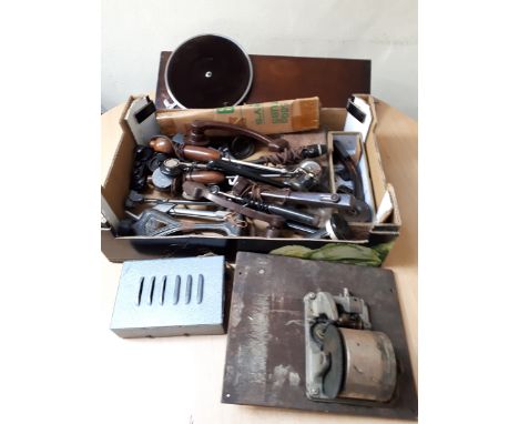  Sale Item:    VARIOUS GRAMOPHONE NEEDLE ARMS -BAKELITE & ALLOY (AF)  Vat Status:   No Vat   Buyers Premium:  This lot is sub
