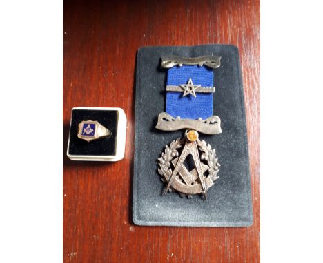  Sale Item:    MASONIC 9CT SIGNET RING SIZE U APR 6 GRM & SILVER MASONIC JEWEL  Vat Status:   No Vat   Buyers Premium:  This 