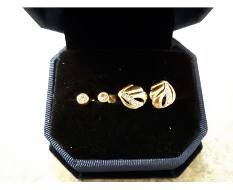  Sale Item:    2 PAIRS EAR RINGS NO MARKS   Vat Status:   No Vat   Buyers Premium:  This lot is subject to a Buyers Premium o