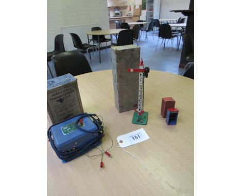  Sale Item:    MECCANO TRANSFORMER T20A No 2E SIGNAL ARM & WATCHMANS HUT (AF)  Vat Status:   No Vat   Buyers Premium:  This l