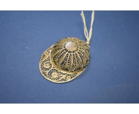 A Georgian unmarked filigree jockey cap caddy spoon, 11g.
