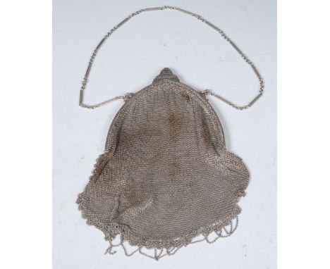 An Art Deco silver mesh evening purse, fancy-link suspension chain, hinged clasp set with a blue paste stone, 16.5cm long, im