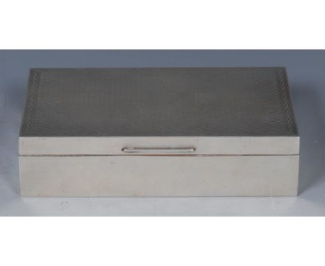 An Elizabeth II silver rectangular table cigarette box, hinged engine turned cover, cedar lined, 16.5cm wide, Birmingham  196