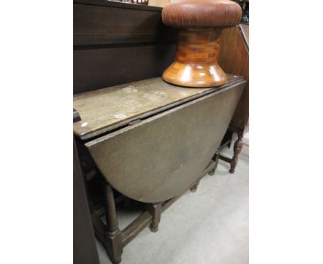 Antique Oak Oval Gate-leg Table with tapering turned and square supports