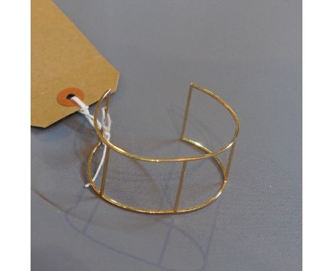 A 14k yellow gold bangle 