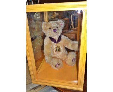 Steiff Diamond Jubilee 1952-2012 teddy bear in glazed wooden case, with medal around neck