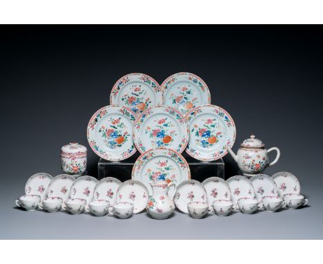 Full title: A Chinese famille rose tea service and six plates, QianlongDescription:Dia.: 22,5 cm (the plate)L.: 22 cm - H.: 1