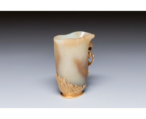 Full title: A Chinese jade rhyton with 18k gold mount, 19th C.Description:H.: 7,5 cmCondition reports:Condition reports (unle