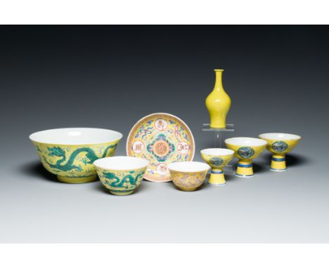 Full title: A varied collection of Chinese yellow-ground porcelain, 19/20th C.Description:Dia.: 19 cm - H.: 9,5 cm (the large