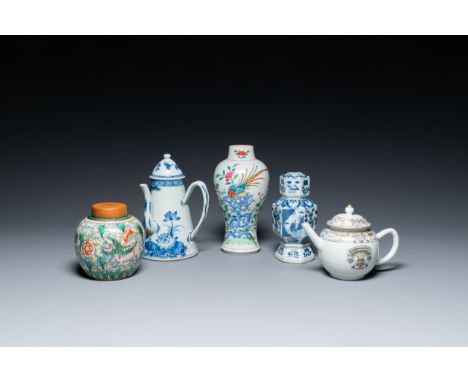 Full title: A varied collection of Chinese porcelain, Kangxi and laterDescription:H.: 22,5 cm (the tallest vase)H.: 21,5 cm -