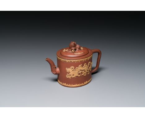 Full title: A Chinese Yixing stoneware teapot and cover with an applied dragon, KangxiDescription:L.: 18 cm - H.: 12 cmCondit