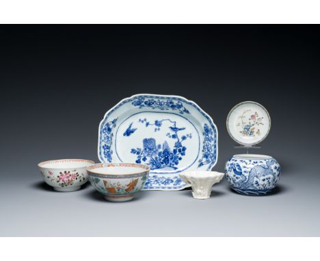 Full title: A varied collection of Chinese porcelain, 18/19th C.Description:Dim.: 30,5 x 24,5 x 8 cm (the dish)Dia.: 15 cm - 