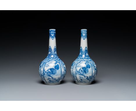 Full title: A pair of Chinese blue and white bottle vases with mythical animals, 19th C.Description:H.: 23,5 cm Condition: (U