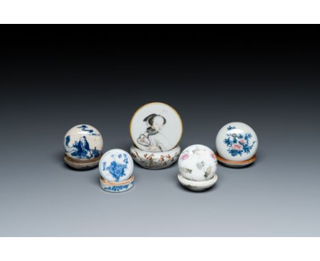 Full title: Five various Chinese seal paste boxes and covers, 19/20th C.Description:Dia.: 6,7 cm - H.: 3 cm (the largest box 