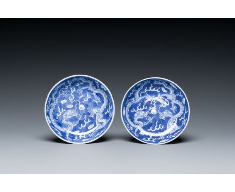 Full title: A pair of Chinese blue and white 'dragon' saucers, Guangxu mark and of the periodDescription:Dia.: 11,5 cm - H.: 