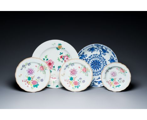 Full title: Five Chinese blue, white and famille rose dishes, Kangxi/QianlongDescription:Dia.: 39 cm - H.: 4,5 cm (the larges