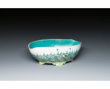 Full title: A Chinese famille verte 'waves' bowl, Daoguang seal mark, 19th C.Description:Dim.: 23,5 x 15,5 x 8,5 cm Provenanc