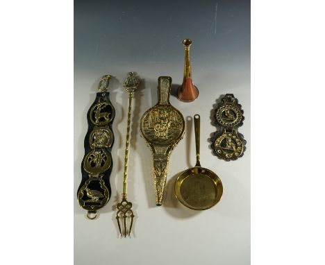 Brassware including a reproduction hunting horn and horse brasses etc