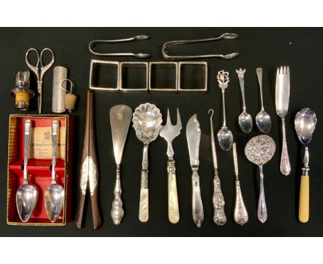 A silver hafted button hook;  a similar show horn;  glove stretchers;  sugar bows;  EPNS preserve spoons;  toasting fork;  sq