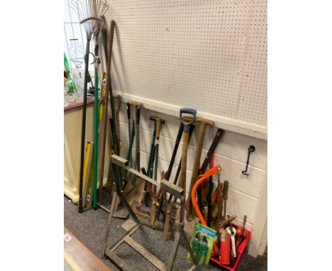 Gardening tools - garden fork, spades, hoes, racks, edging shears, loppers, secateurs, etc, quantity. 