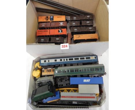 BOX OF 9 MIXED AMERICAN BOX CARS U/B, SUNDRY HORNBY & LIMA ROLLING STOCK FOR SPARES & REPAIR