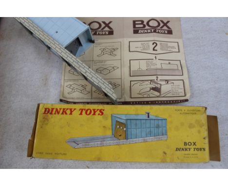 Dinky Toys France, 502 Box Porte a Ouverture Automatique, boxed, (missing one end flap), plastic discoloured to rear, with in