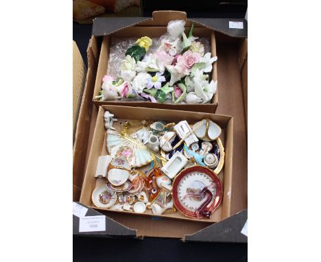 A small quantity of ceramic flowers and miniatures.